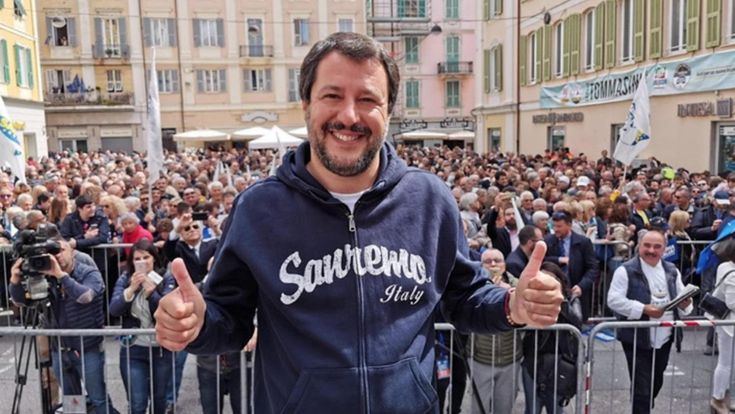 Le piazze si dividono su Salvini, tra contestazioni e selfie