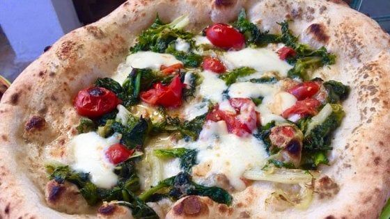 Una pizzeria che sa di mare: sul golfo di Bacoli ecco le pizze al pesce