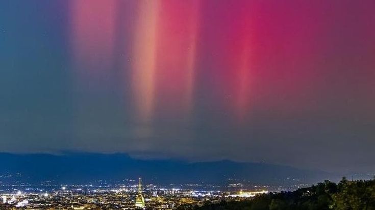 Dal rosso al viola, le sfumature del cielo colorato dall’aurora boreale
