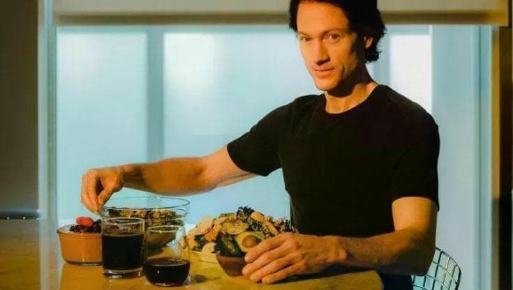 Bryan Johnson, l’imprenditore che cerca l’immortalità, ha scoperto di avere una malattia rara