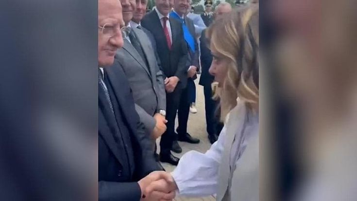 Meloni trasforma l’inaugurazione di Caivano in uno sgambetto a De Luca: “Ecco la stronza. Qui per una passeggiata? Porto risultati”