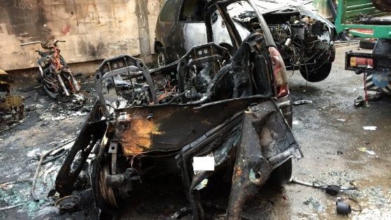 Brindisi, 5 auto e uno scooter in fiamme: l'incendio appiccato in un atrio condominiale