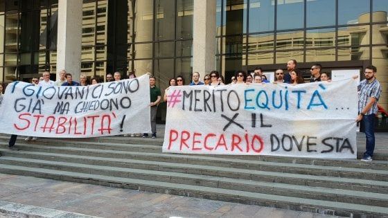 Assunzioni in Regione, la protesta dei precari: "La nostra anzianità di lavoro va riconosciuta"