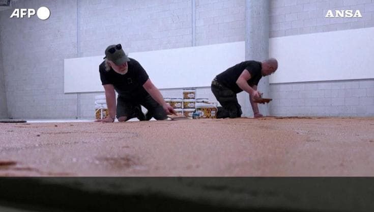 Rotterdam, riecco il "Peanut butter floor": un pavimento di 25 mq per 320 chili di burro d'arachidi