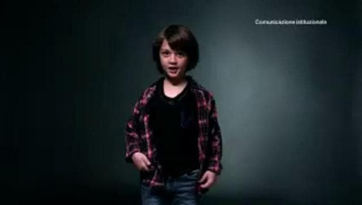 Bambini nello spot sulla violenza contro le donne: polemiche sui social