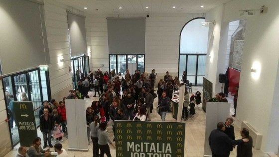 Bari, centinaia in coda per un posto di lavoro nel nuovo McDonald's: aprirà il 30 novembre
