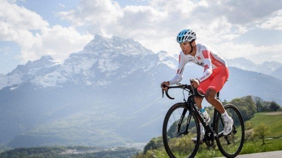 Ciclismo, Giro di Romandia: Bernal vince la crono, Roglic resta leader