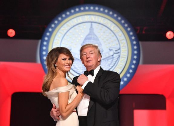 Dopo il giuramento il ballo, Trump apre le danze ma non va a tempo 