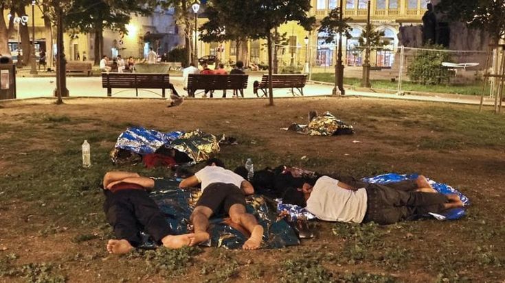 Migranti, a Trieste è emergenza umanitaria: centinaia di profughi dormono per terra in centro città