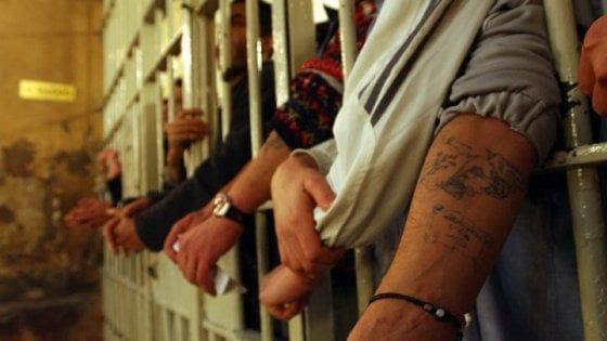 Carceri, celle sempre più piene ma i detenuti stranieri diminuiscono