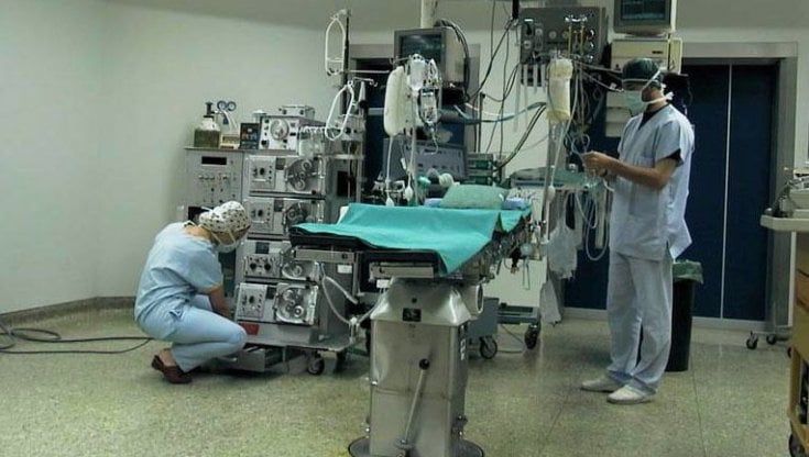 Civico, tecnici al lavoro per riparare l'aria condizionate della sala operatoria