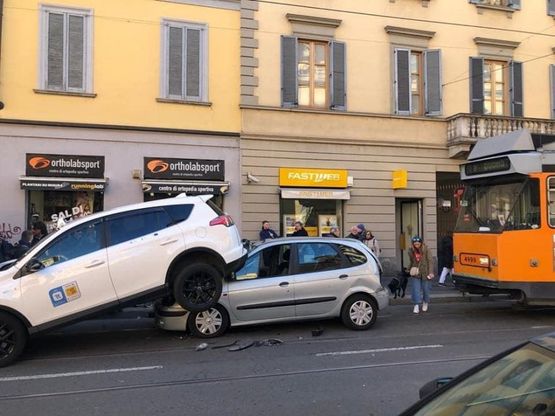 Milano, il conducente del tram ha un malore: tamponamento a catena in corso San Gottardo