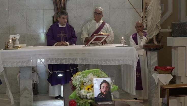 Addio a Marius, clochard morto di caldo a Bari. Il vescovo: “Guardiamo chi è solo e senza speranza”