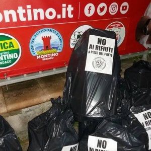 Fiumicino, Casapound lascia rifiuti davanti Comitato Montino