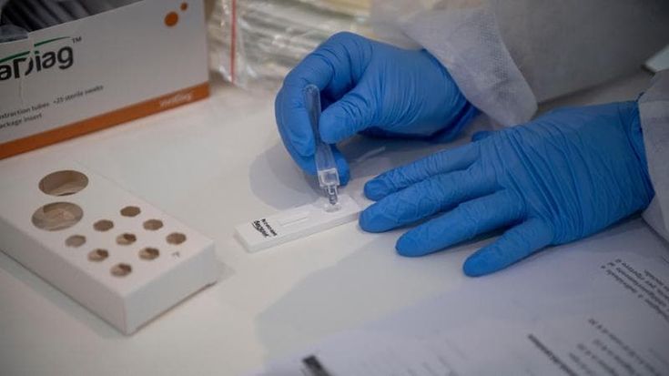 Covid salgono casi, ricoveri e morti. Tutte le regole su isolamento e vaccini