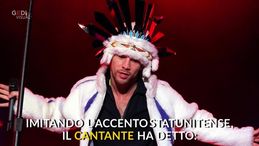 Assalto al Congresso Usa, il cantante dei Jamiroquai ironizza su Jake Angeli: "Adoro quel copricapo ma non ero io"