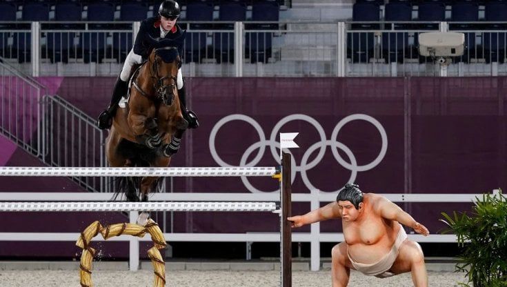 Salto ostacoli, lo scherzo del lottatore di sumo che fa spaventare i cavalli