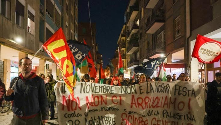 I Pro Pal tornano in corteo contro la festa delle forze armate: “No a guerra e riarmo”