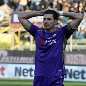 Fiorentina, sconfitta e nervi a pezzi. Due espulsi