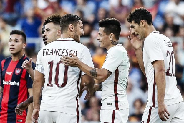 Roma, Totti in campo con una maglia dedicata al Papa