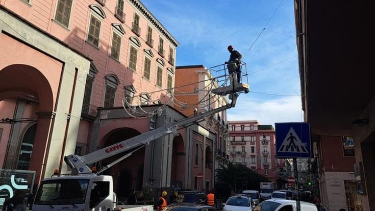 Luminarie di Natale a Napoli, il Comune accelera: “Prime strade pronte”