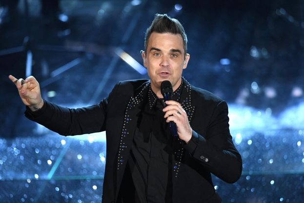 Sanremo, Robbie Williams incanta le fan. E anche Maria