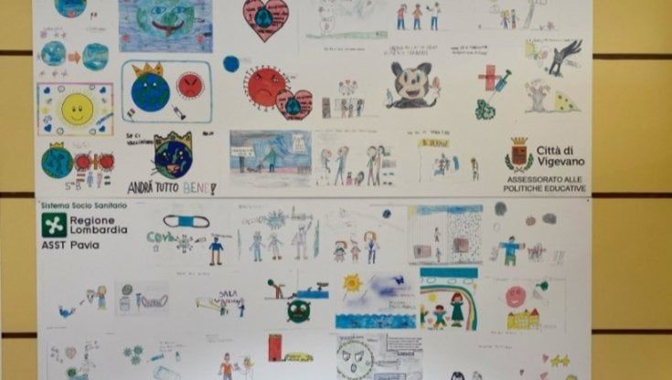 Vigevano, i disegni dei bambini colorano l'hub vaccinale