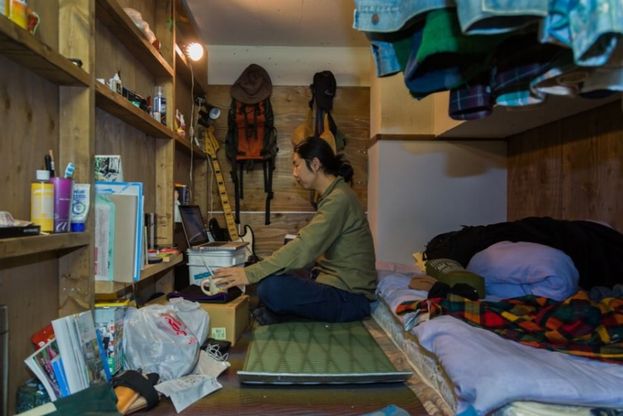 Hotel low cost: le camere diventano celle di legno