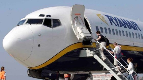 Ryanair ritarda e due tifosi perdono Inter-Juve: condannata a risarcirli con 400 euro 