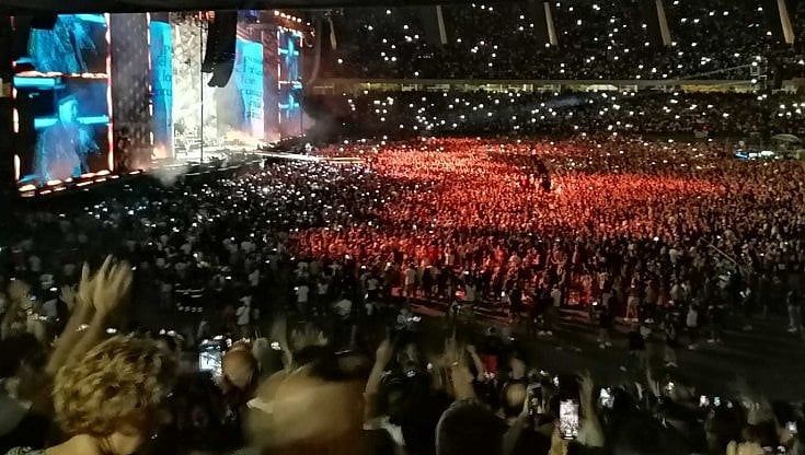 Bari, in 50mila al San Nicola in festa per Vasco: "Adoro la Puglia e il Sud. Il resto sono fake news". Tra i fan Checco Zalone e Luca Zingaretti