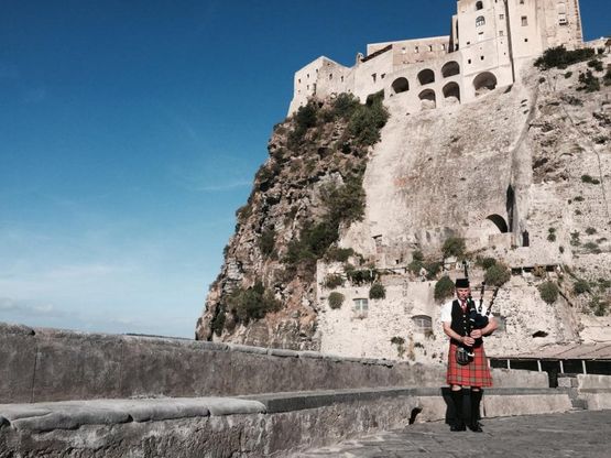Cornamusa e kilt, a Ischia va in scena il matrimonio scozzese