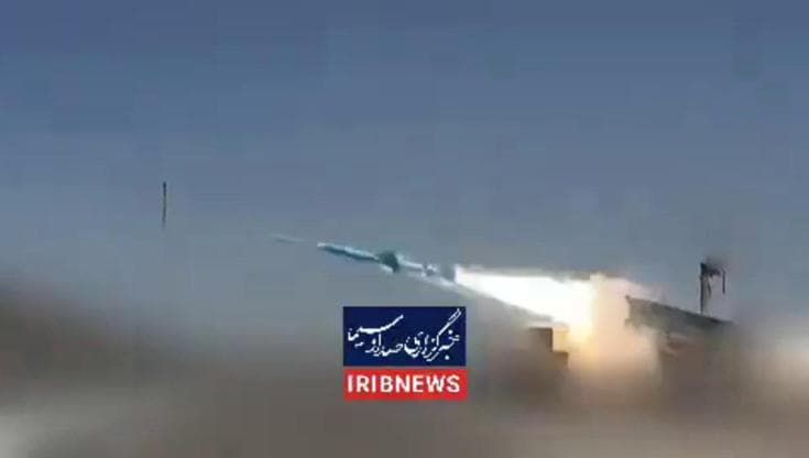Iran, diffuso un video con lanci di missili come avvertimento agli americani su Hormuz