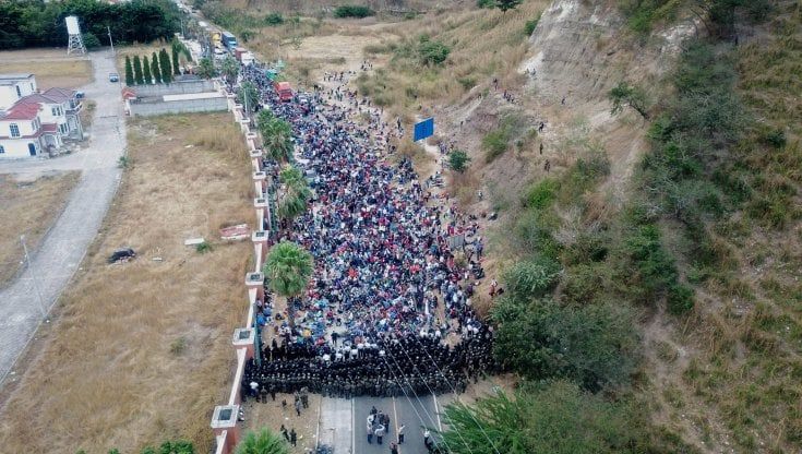 Guatemala, bastoni contro la carovana dei migranti