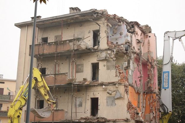 Milano, iniziata la demolizione dello storico palazzo Aler a Lorenteggio: al via la riqualificazione da 20 milioni