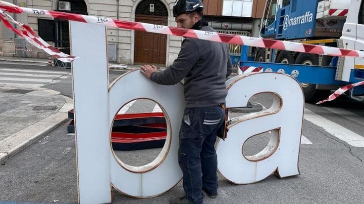 Banca Popolare di Bari ultimo atto: rimossa l’insegna dallo storico palazzo di corso Cavour