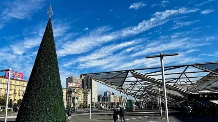 Natale in piazza Garibaldi con albero, luci ed eventi: “Sarà uno dei punti più luminosi di Napoli”