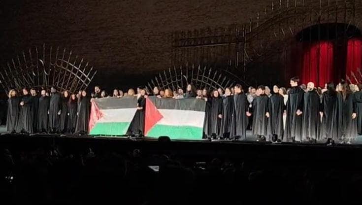 Il Macbeth a Macerata di Emma Dante si conclude con le bandiere della Palestina