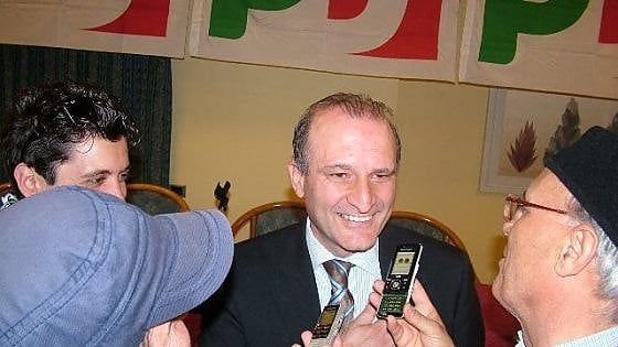 Scanzano Jonico, in fiamme l'auto dell'ex sindaco pd Iacobellis: in passato era stato minacciato