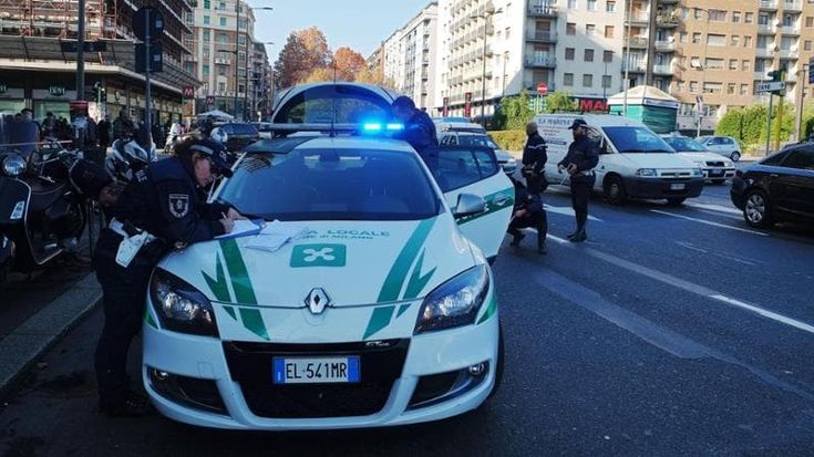 Geloso della ex, le aizza contro il cane che la morde: arrestato per atti persecutori e lesioni
