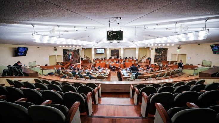 La destra vuole moltiplicare le poltrone in Piemonte, le opposizioni: "Spreco di soldi, la norma non passerà"