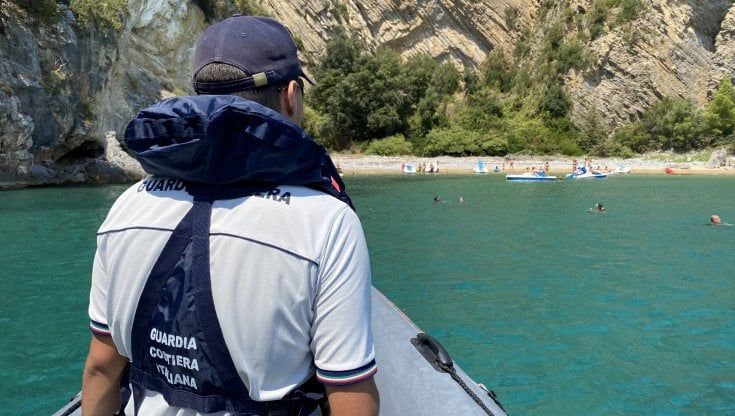 Palinuro, i turisti non rispettano i divieti sulla spiaggia del Buondormire