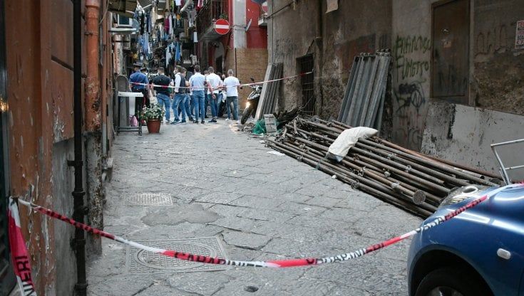 Quartieri Spagnoli, spari sugli innocenti: un 17enne sospettato del raid