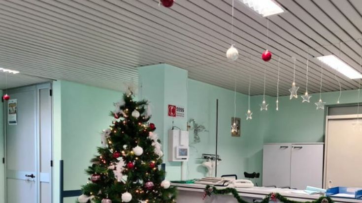 Vietati alberi e presepi negli ospedali Asl Roma 6: “Dopo la tragedia di Tivoli ridurre il rischio di incendio”