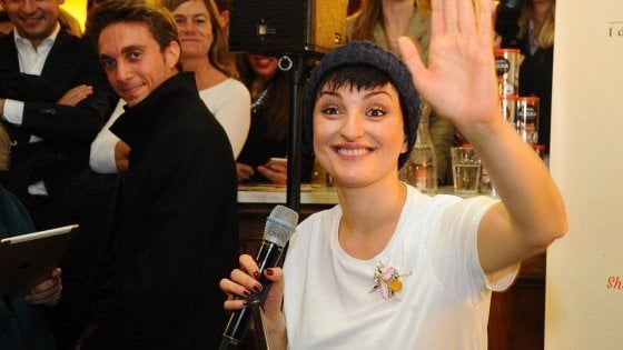 Salta il concerto di Arisa all'outlet di Brescia: la cantante improvvisa i suoi successi dal balcone
