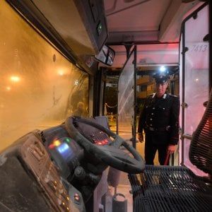 Bari, tenta rapina sul bus e svuota l'estintore sull'autista: è caccia al passeggero