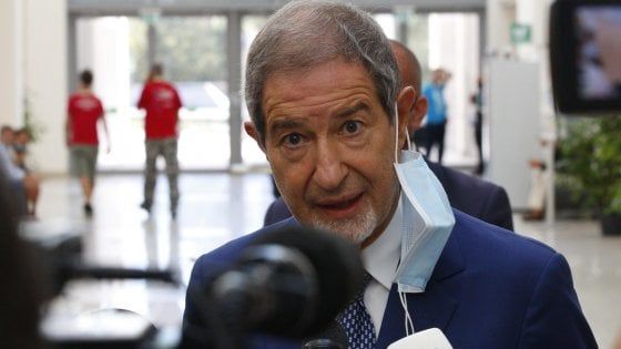 Migranti, Musumeci attacca la magistrata del Tar che ha sospeso la sua ordinanza: "E' stata consulente di Zingaretti"