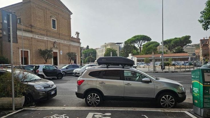 I nuovi stalli sono vuoti: bici abbandonate in strada e regole non rispettate