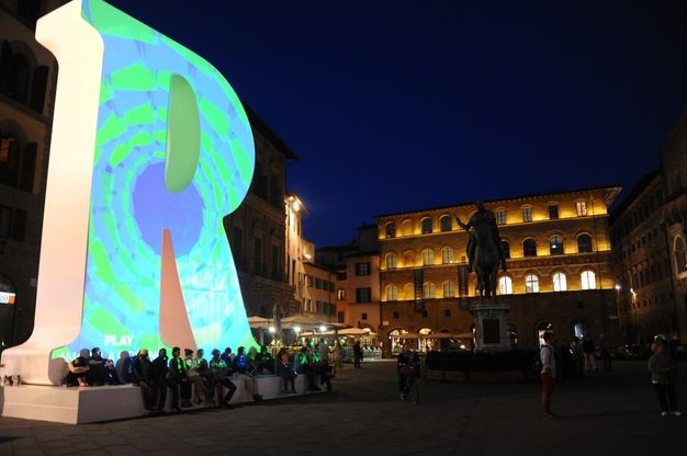 La R illuminata dagli studenti
