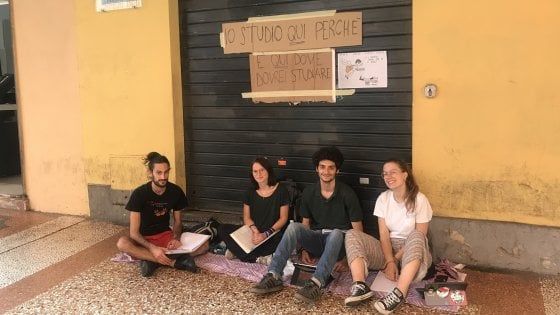 Ateneo di Bologna, preparano gli esami seduti per terra davanti alla sala studio chiusa: "Perchè non riapre?"