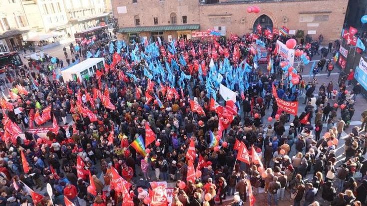 Sciopero generale Cgil e Uil, 4mila in piazza a Bologna. Cartelli “Precetto La Qualunque” con la faccia di Salvini